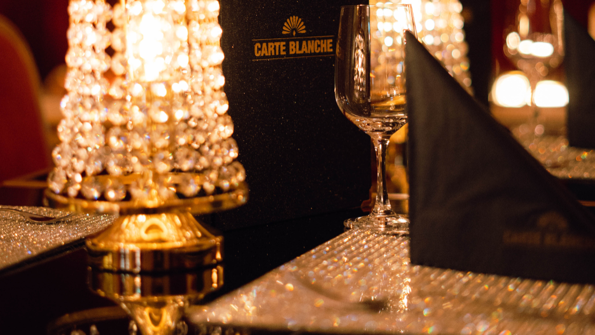 Tisch mit Lampe und Speisekarte