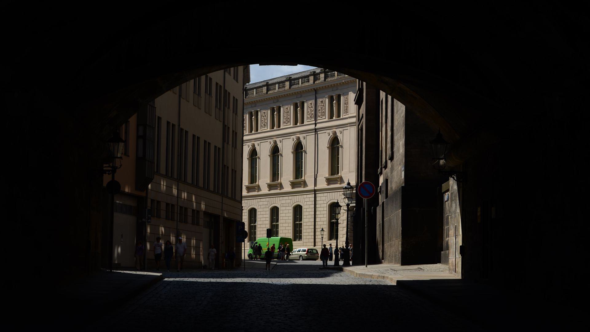 Blick durch eine Unterführung auf das Verkehrsmuseeum