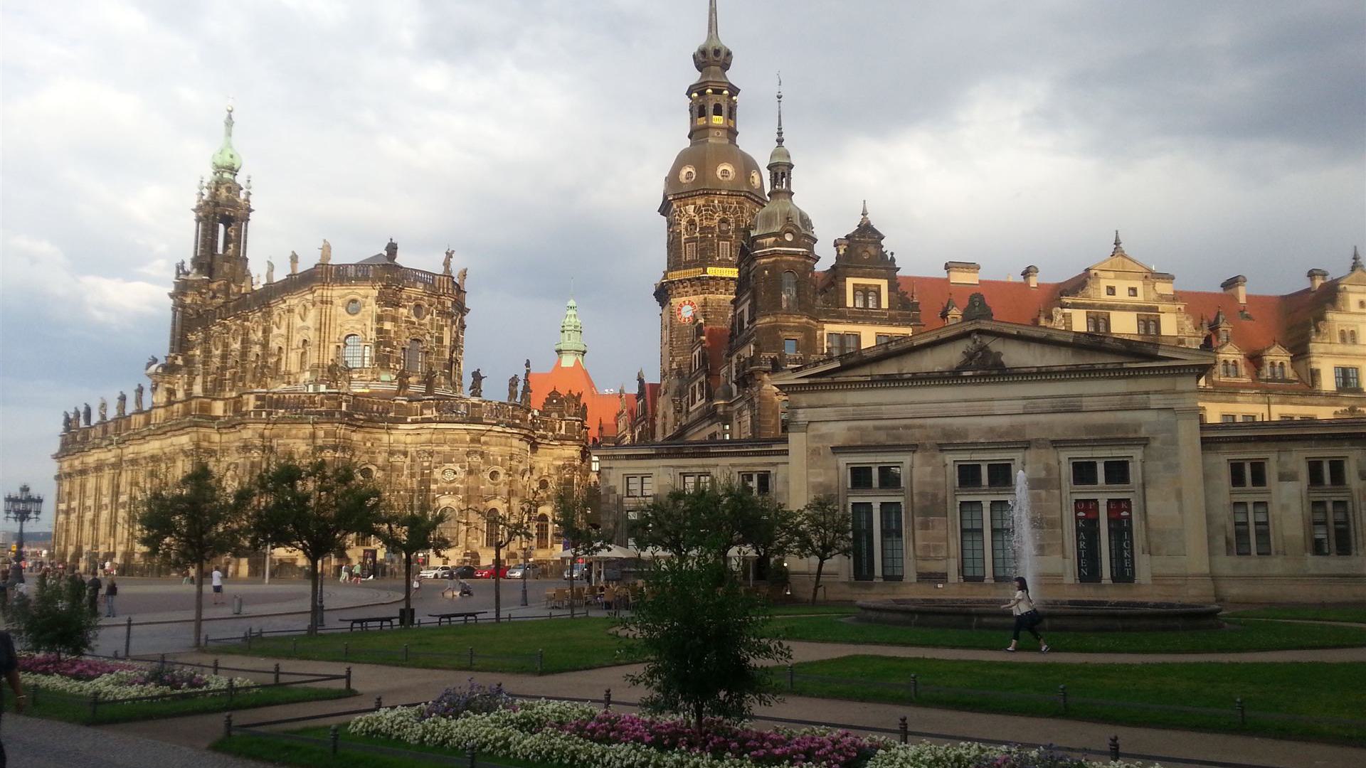 Schinkelwachen und Stadtschloss mit Kirche
