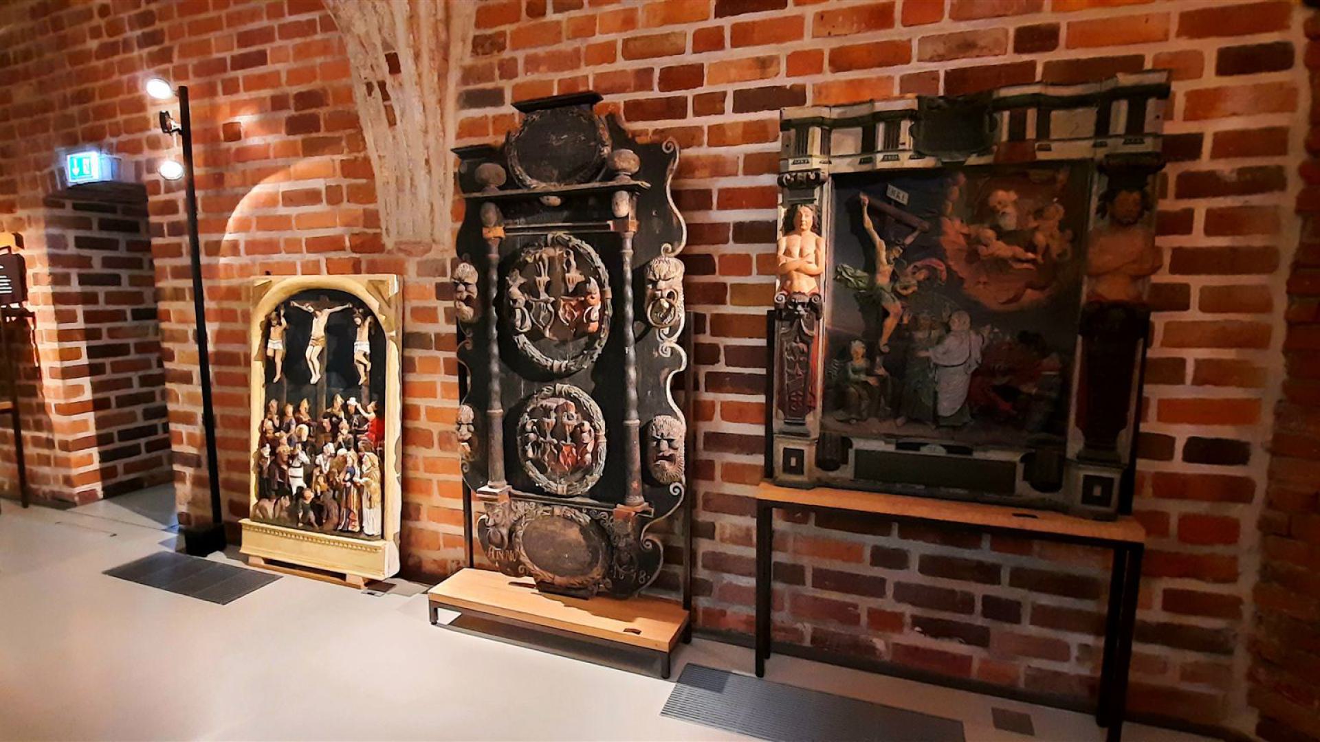 Holzreliefs im Stadtmuseum Neubrandenburg