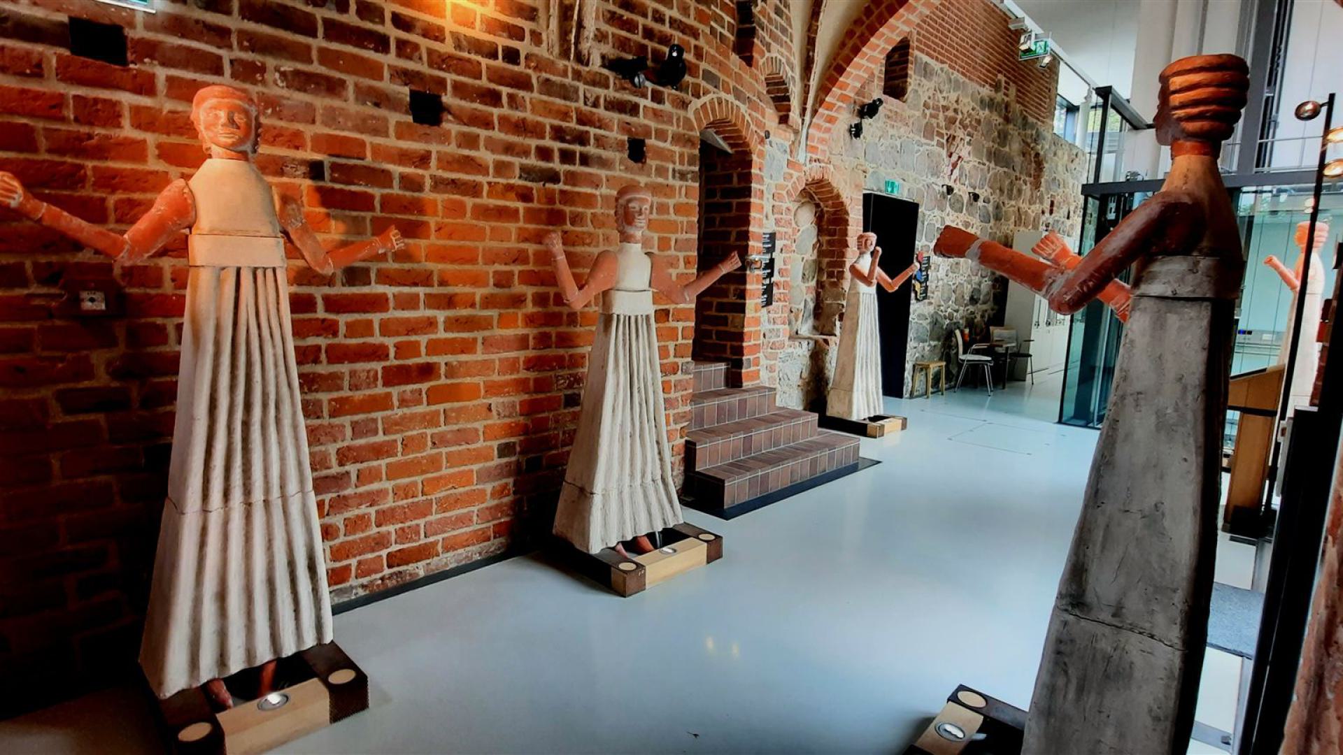 Figuren von einem Stadttor im Stadtmuseum Neubrandenburg