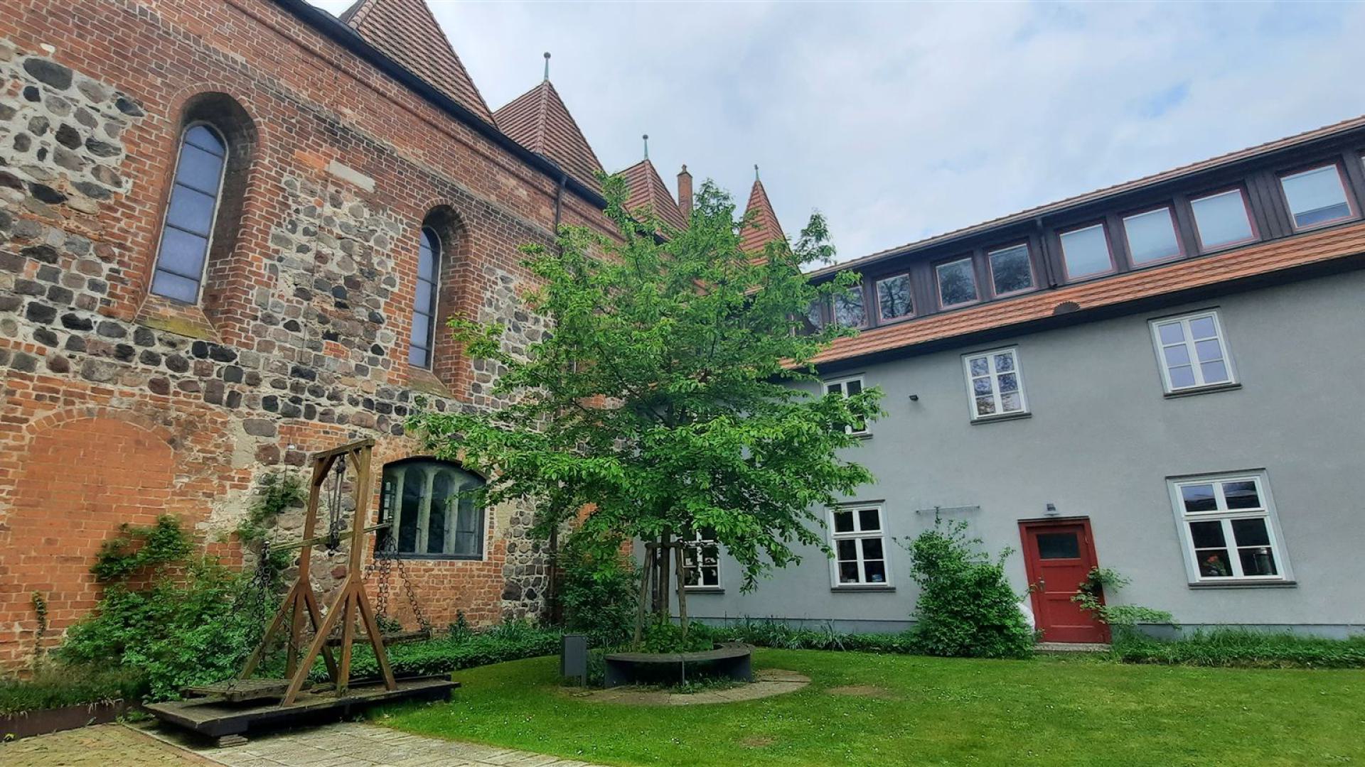 Hof mit Kirche im Stadtmuseum Neubrandenburg